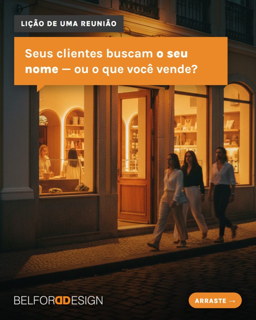 Fachada de loja iluminada ao entardecer com clientes entrando