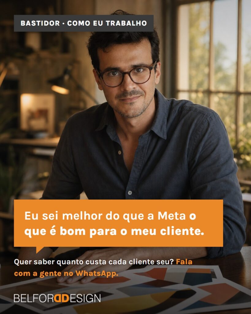 Fabio Belford na mesa de trabalho com criativos de anúncio