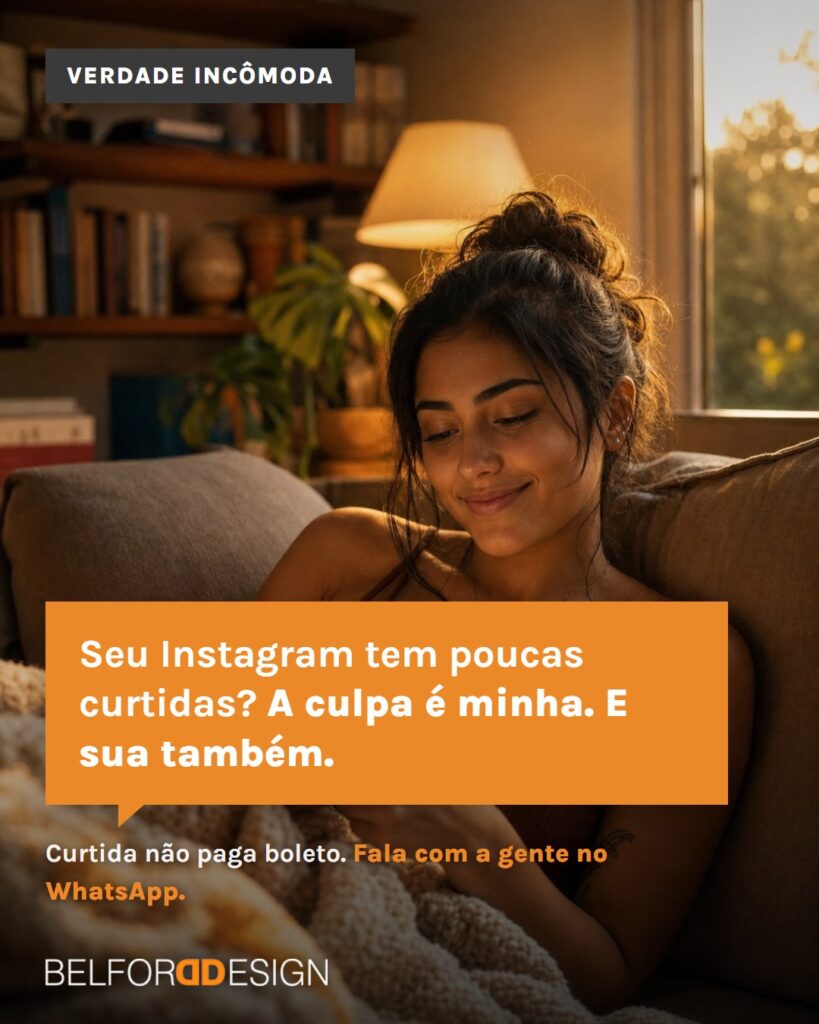 Pessoa relaxada no sofá rolando o feed do celular
